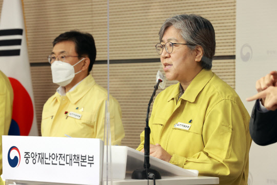 16일 오전 정부세종청사 보건복지부 브리핑실에서 열린 코로나19 중앙재난안전대책본부 정례 브리핑에 참석해 발언하고 있다. <연합뉴스>